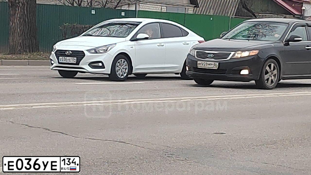 Фото автомобиля HYUNDAI SOLARIS, 2019 — госномер Е036УЕ134. Цвет: Белый