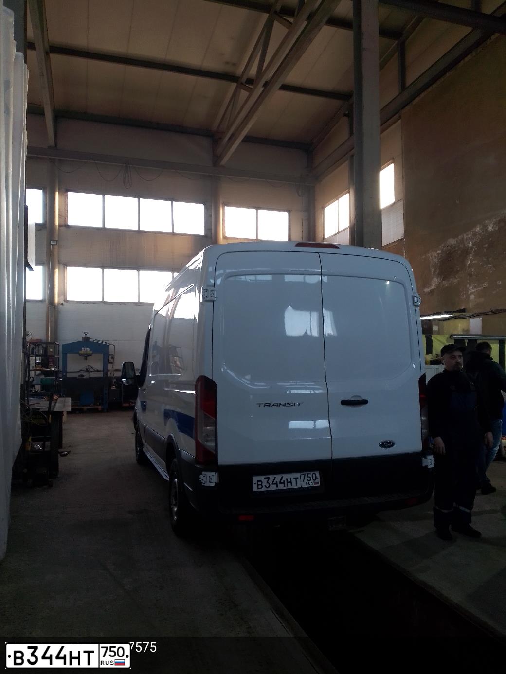 Фото автомобиля FORD TRANSIT, 2016 — госномер В344НТ750. Цвет: Белый