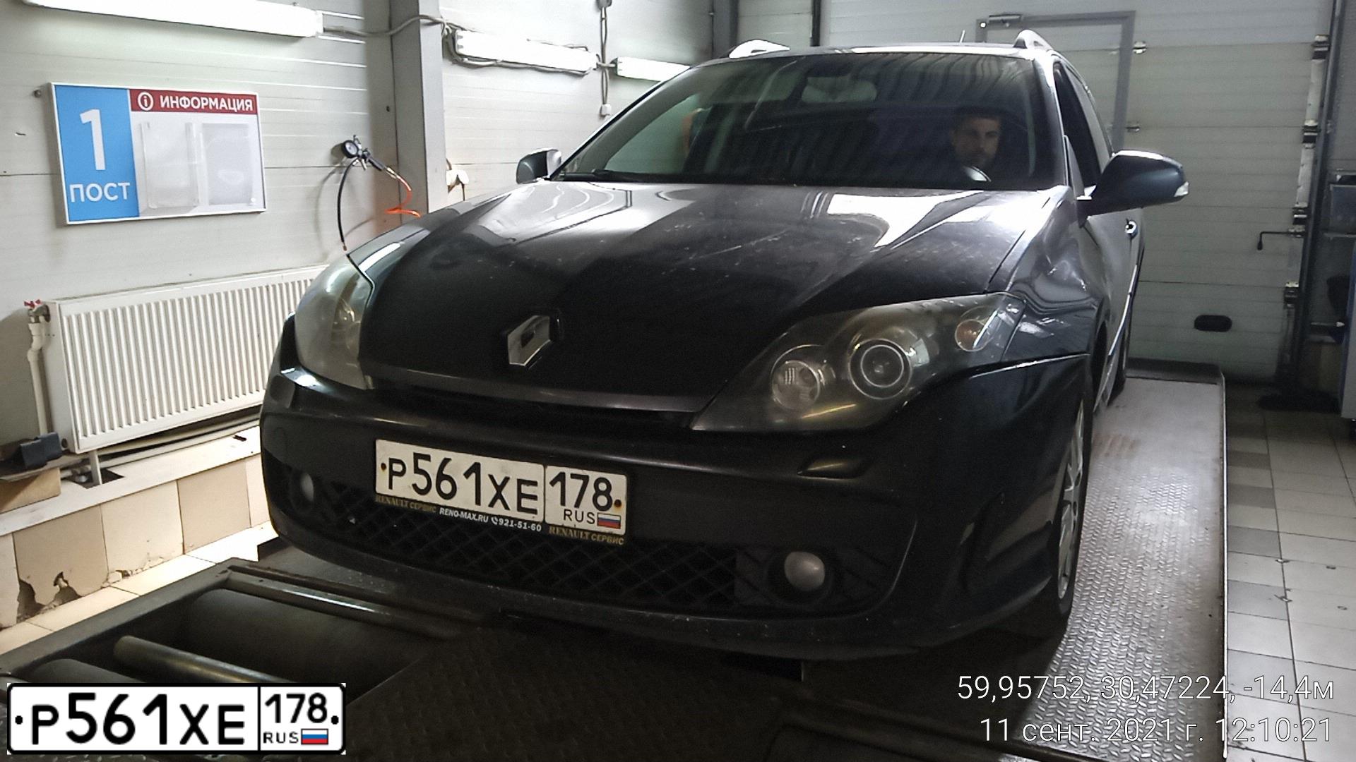 Фото автомобиля RENAULT LAGUNA, 2010 — госномер Р561ХЕ178. Цвет: ЧЕРНЫЙ