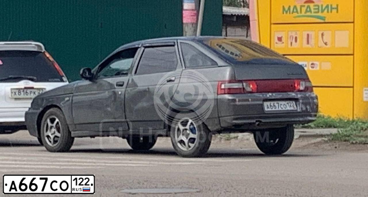 Фото автомобиля LADA 2112, 2004 — госномер А667СО122. Цвет: темно-серо-бежевый