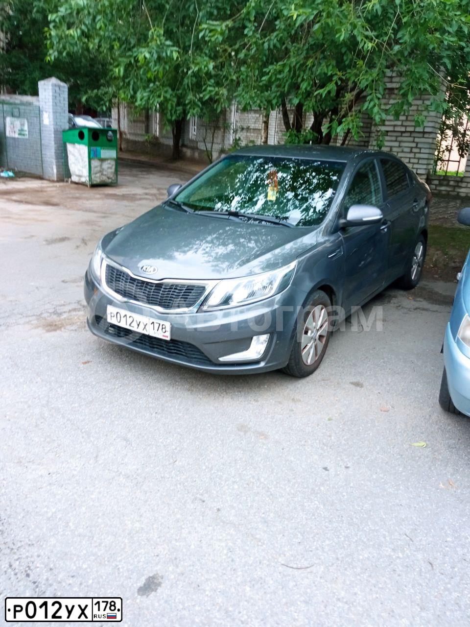 Фото автомобиля KIA RIO, 2014 — госномер Н700ТР198. Цвет: СЕРЫЙ