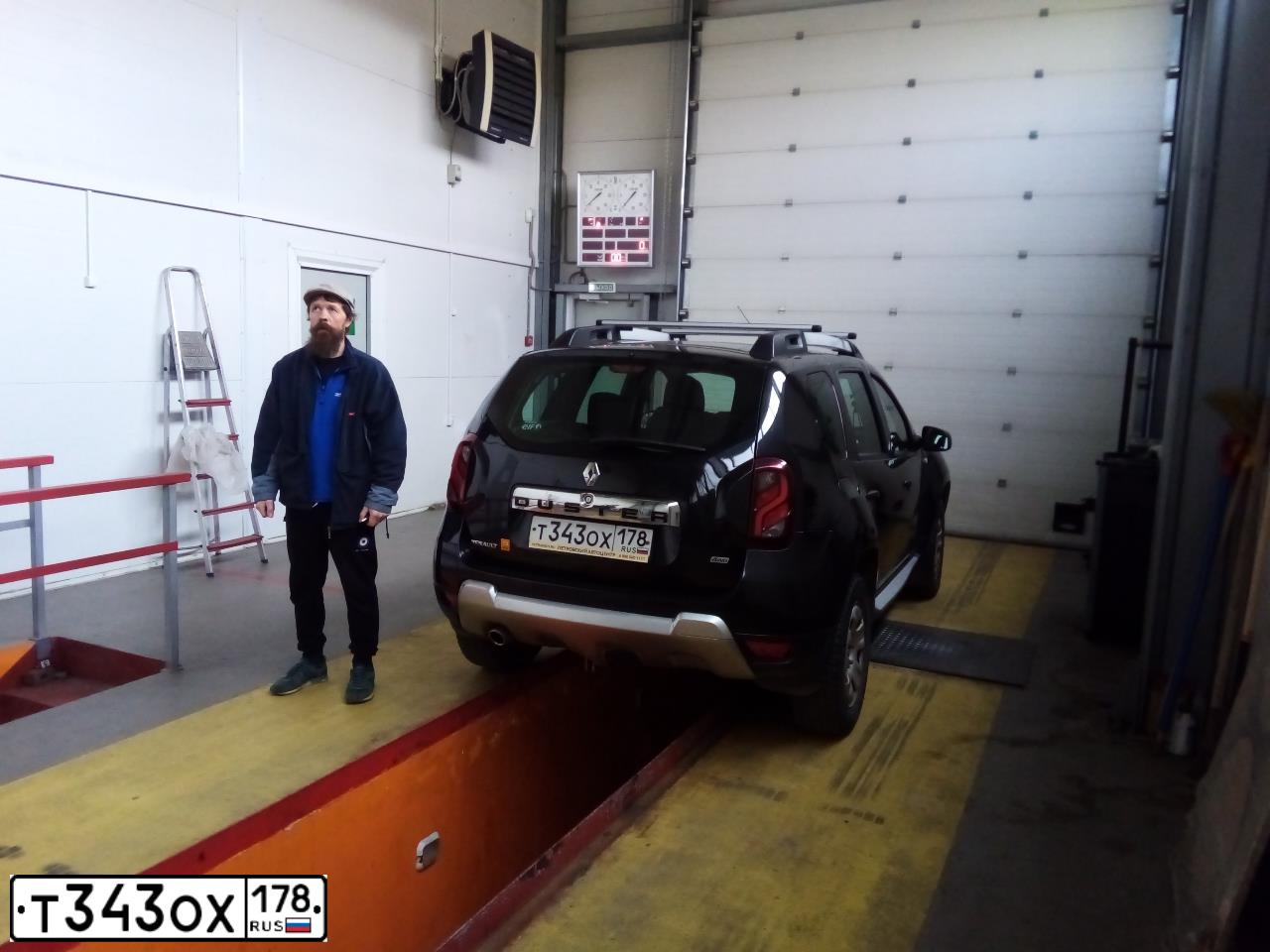 Фото автомобиля RENAULT DUSTER, 2015 — госномер Е899ВТ147. Цвет: ЧЕРНЫЙ