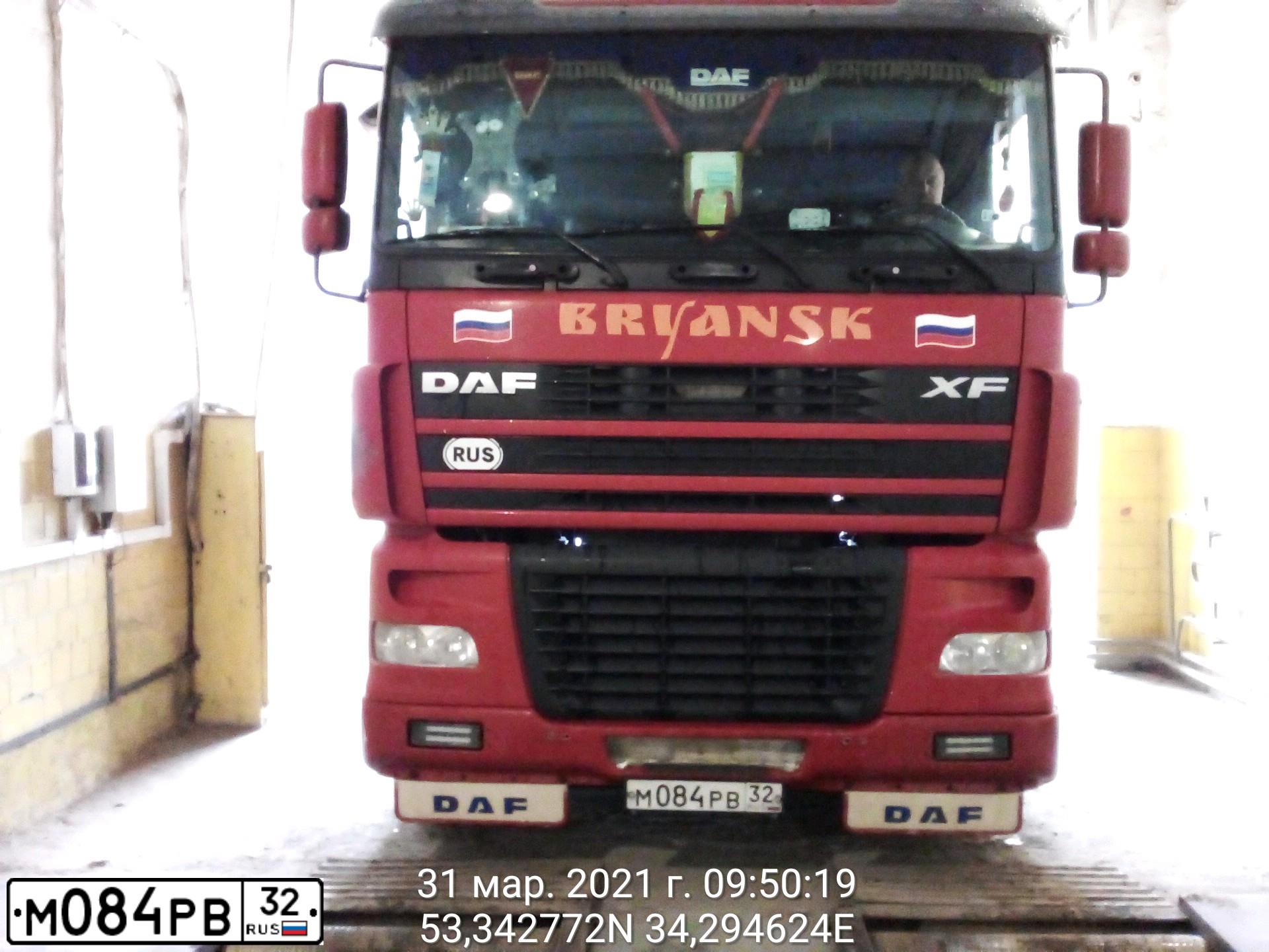 Фото автомобиля DAF XF 95 FT /4X2/, 2013 — госномер М084РВ32. Цвет: Красный