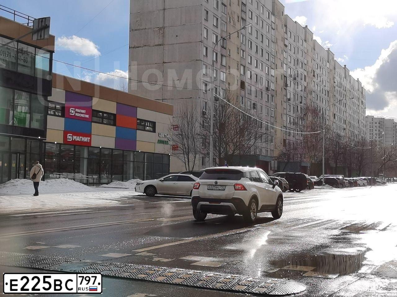 Фото автомобиля BRILLIANCE V3, 2019 — госномер Е225ВС797. Цвет: БЕЛЫЙ