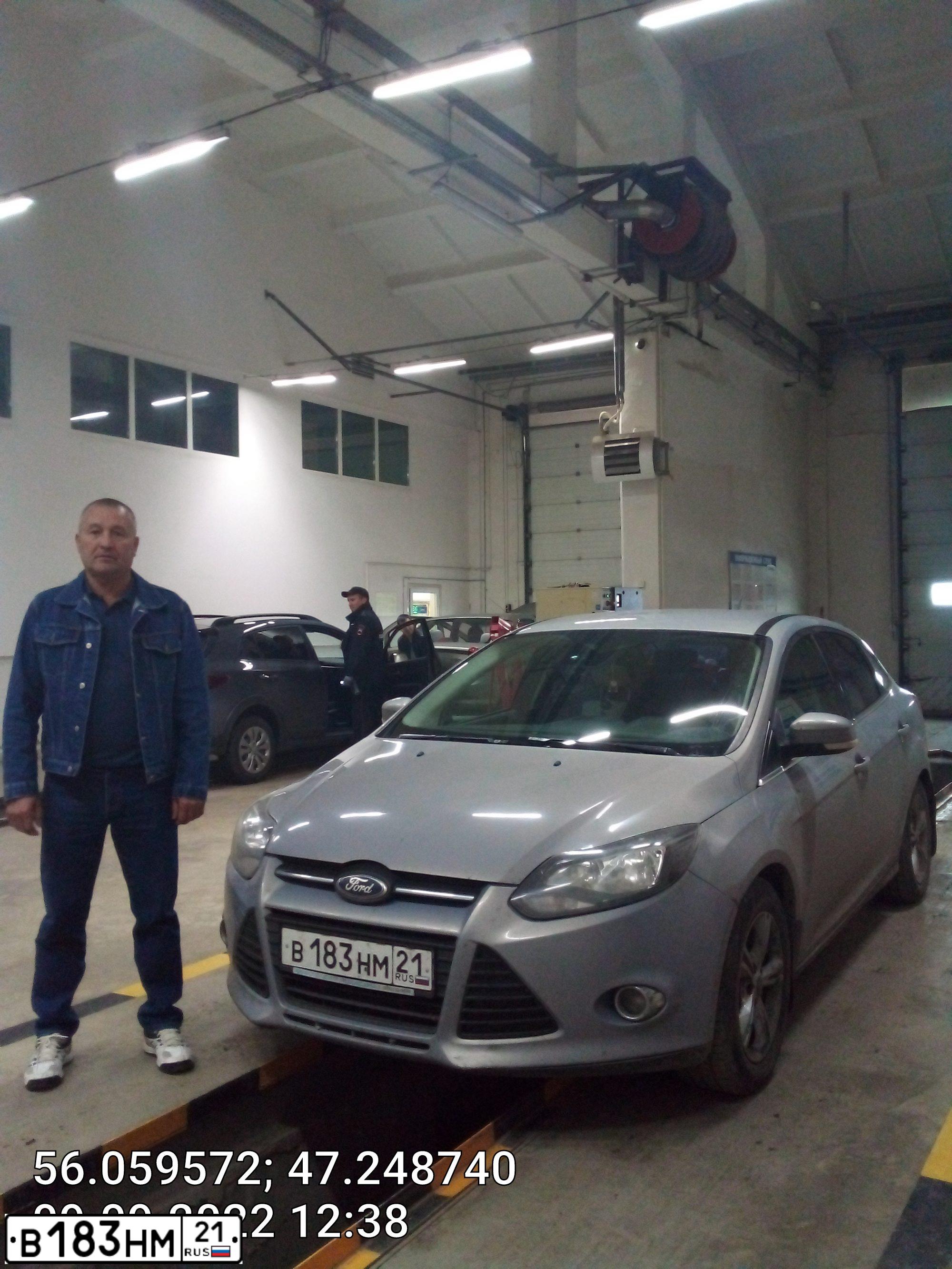 Фото автомобиля FORD FOCUS, 2011 — госномер М020КУ21. Цвет: СЕРО-ГОЛУБОЙ