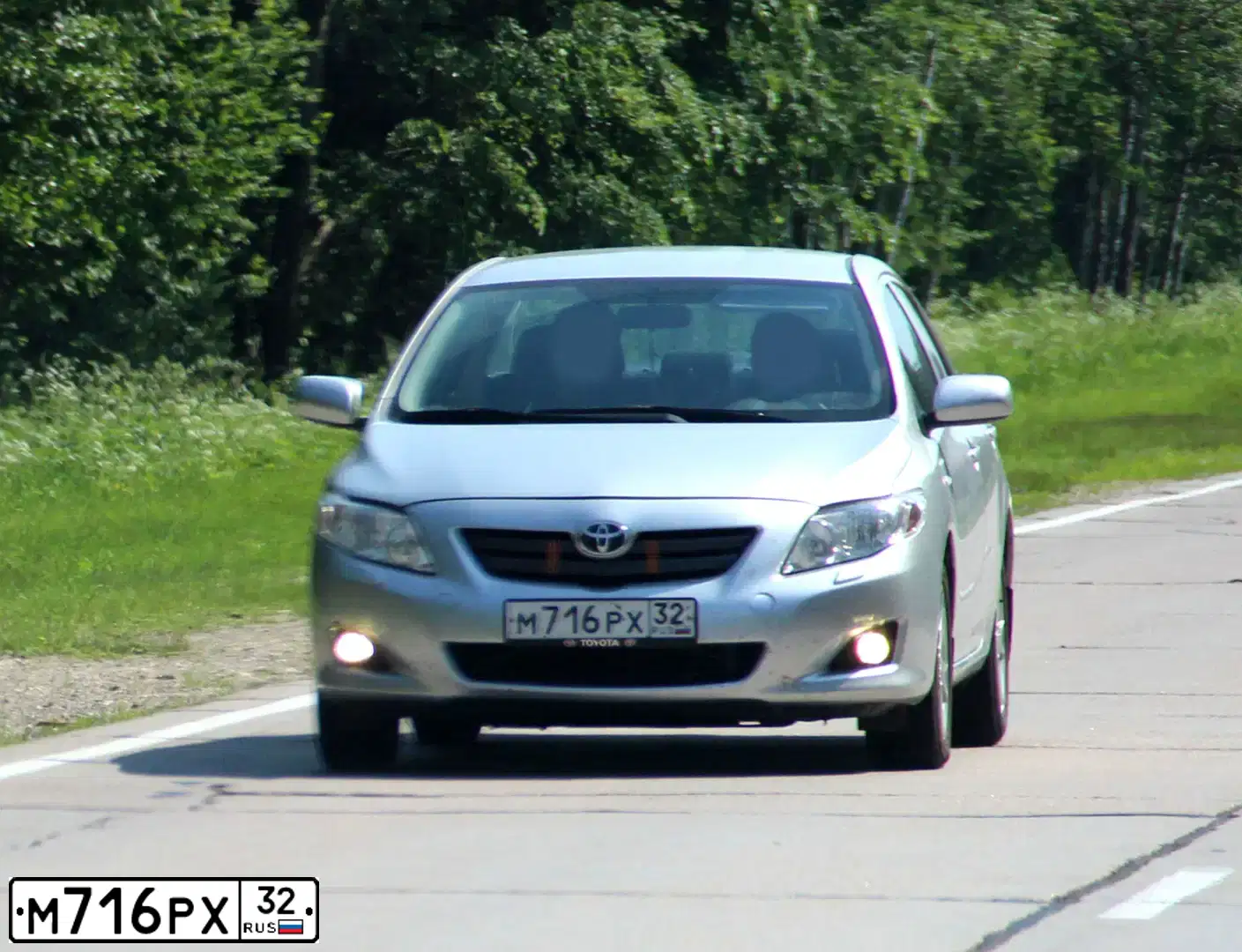 Фото автомобиля TOYOTA COROLLA, 2008 — госномер М716РХ32. Цвет: Серебристый
