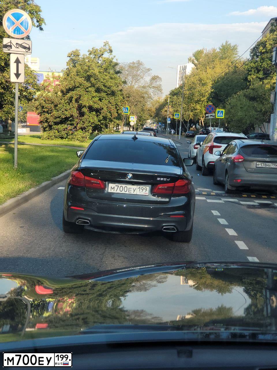 Фото автомобиля BMW SERIE 5, 2020 — госномер М700ЕУ199. Цвет: ЧЕРНЫЙ