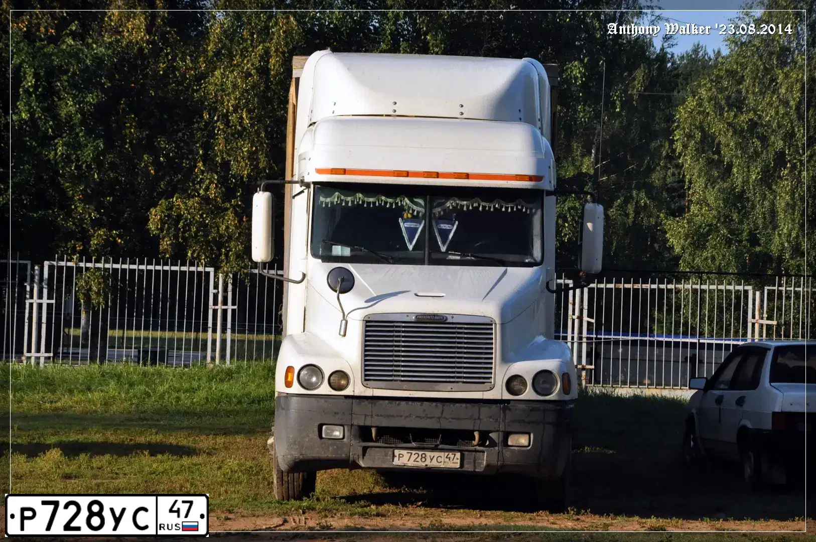 Фото автомобиля FREIGHTLINER CENTURY S/T, 2003 — госномер А424ЕА790. Цвет: КРАСНЫЙ