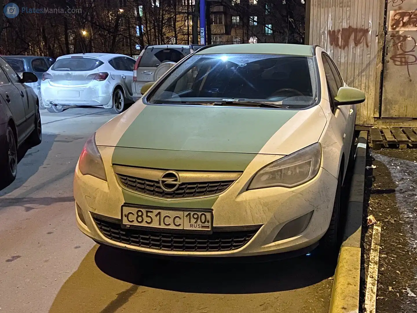 Фото автомобиля OPEL ASTRA, 2012 — госномер С851СС190. Цвет: БЕЛЫЙ
