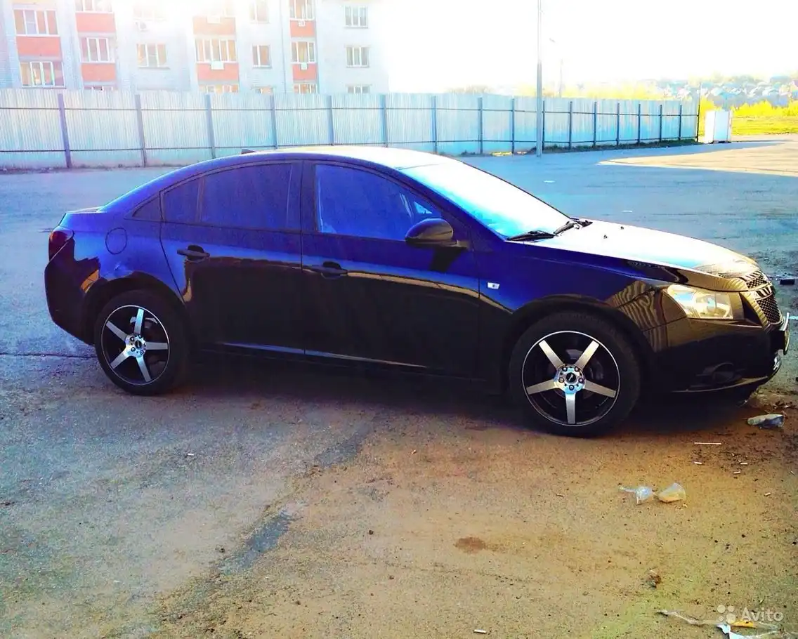 Фото автомобиля CHEVROLET CRUZE, 2011 — госномер М656КС21. Цвет: ЧЕРНЫЙ МЕТАЛЛИК