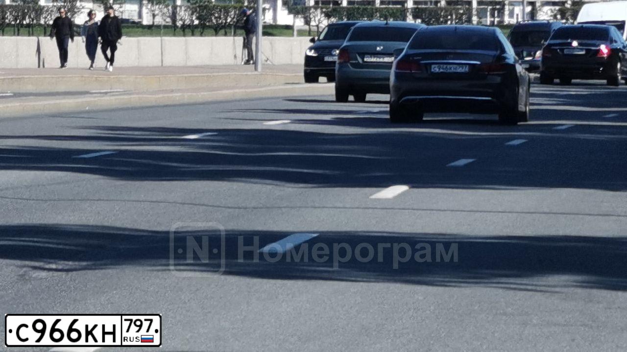 Фото автомобиля VOLVO XC60, 2013 — госномер Р834МК790. Цвет: СЕРО-БРОНЗОВЫЙ