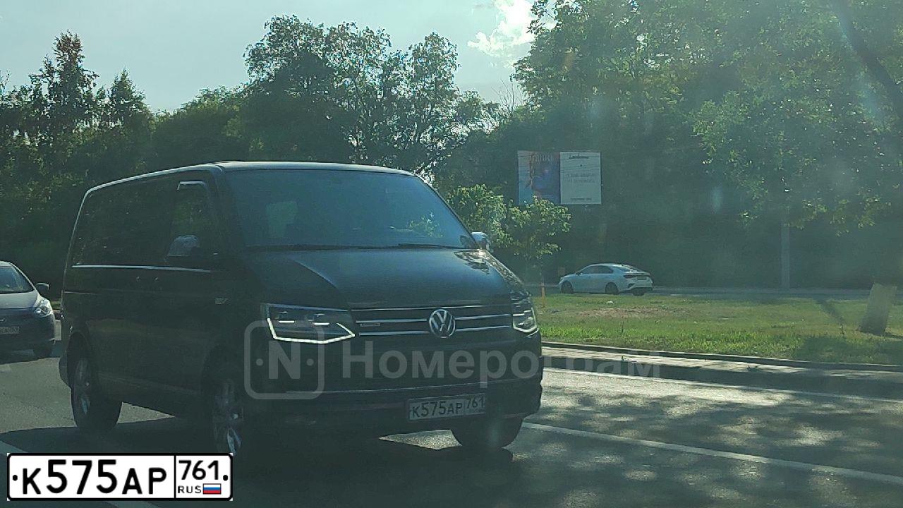 Фото автомобиля VOLKSWAGEN MULTIVAN, 2015 — госномер К575АР761. Цвет: ТЕМНО-БОРДОВЫЙ