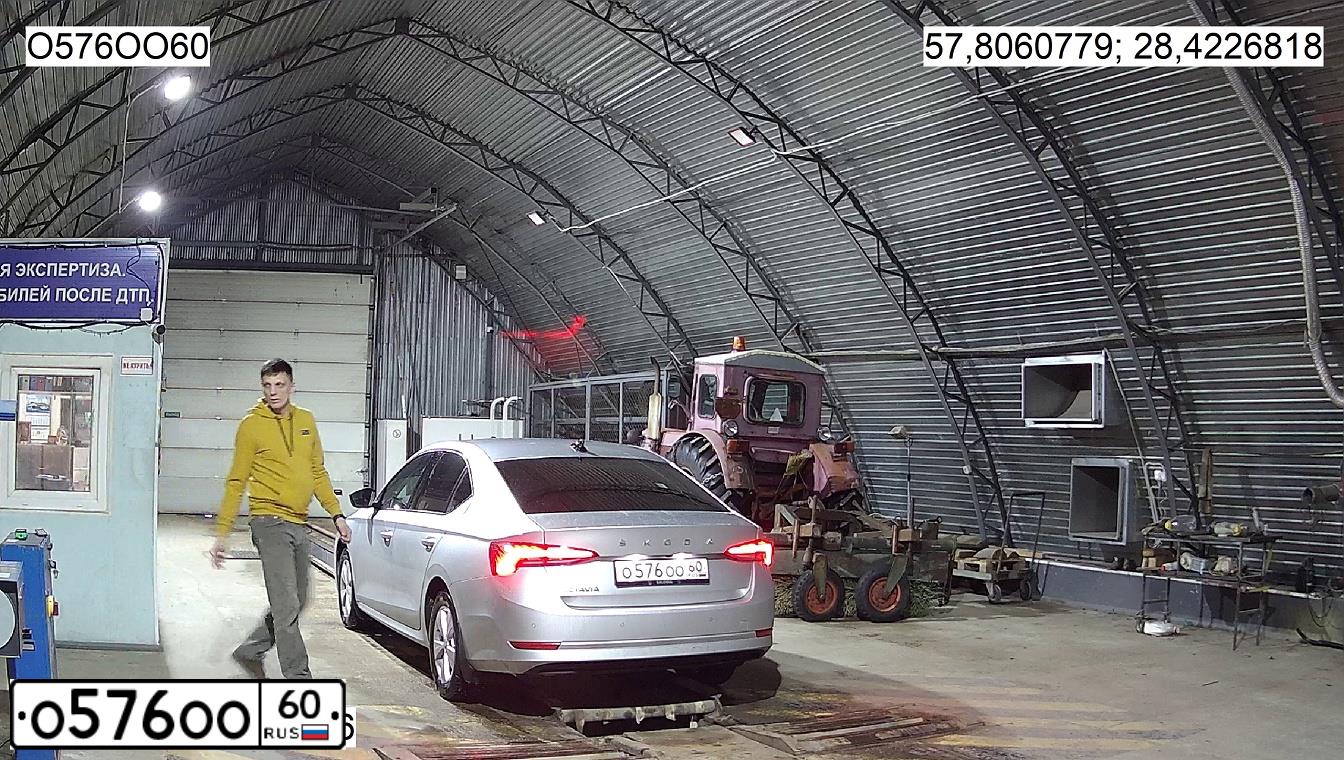 Фото автомобиля SKODA OCTAVIA, 2012 — госномер О548КС60. Цвет: Серебристый