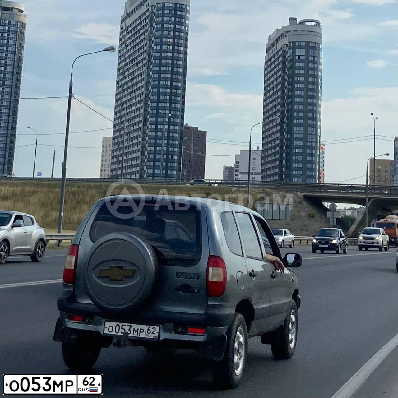 Фото автомобиля CHEVROLET NIVA, 2008 — госномер О653ОО62. Цвет: ТЕМНО-СЕРЫЙ МЕТАЛЛИК