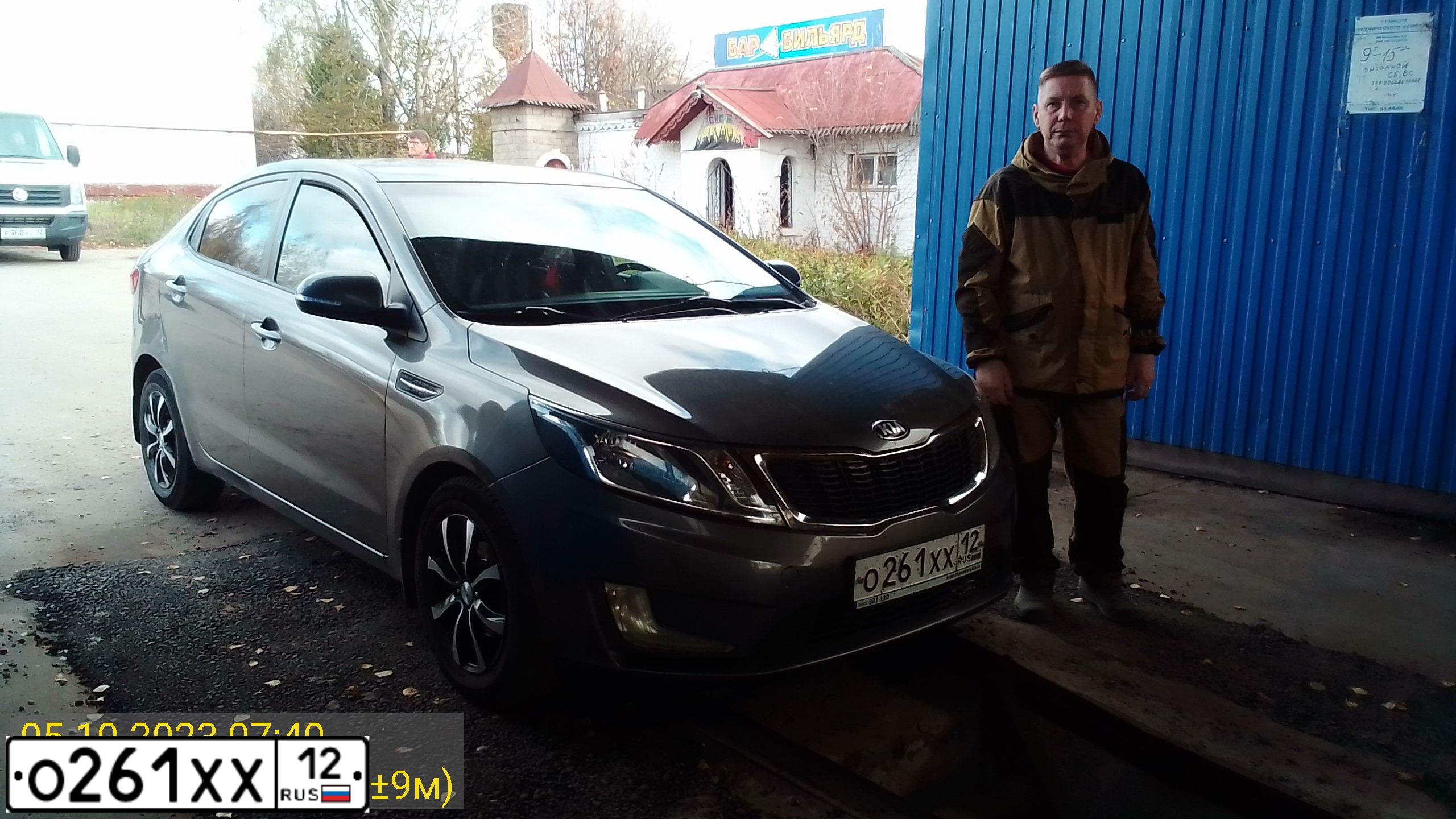 Фото автомобиля KIA RIO, 2014 — госномер Е228КН21. Цвет: Серый