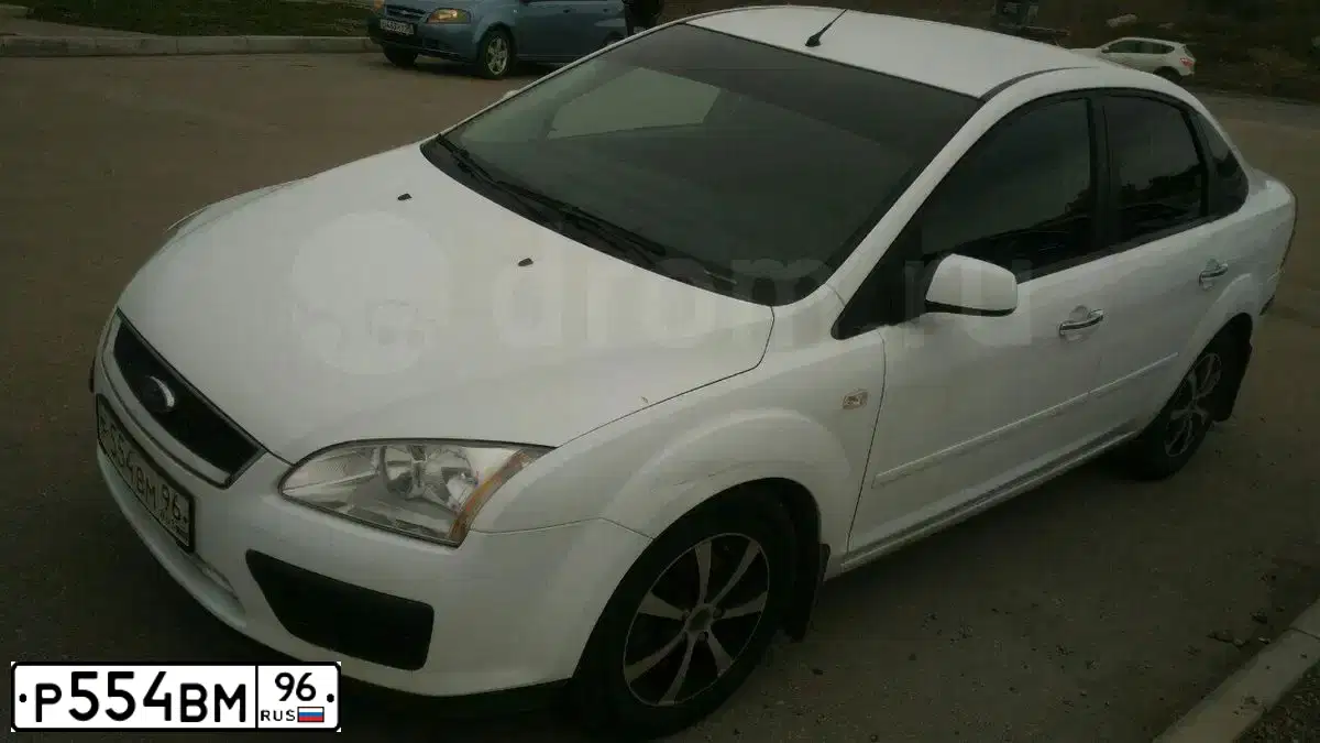 Фото автомобиля FORD FOCUS, 2007 — госномер Р554ВМ96. Цвет: БЕЛЫЙ
