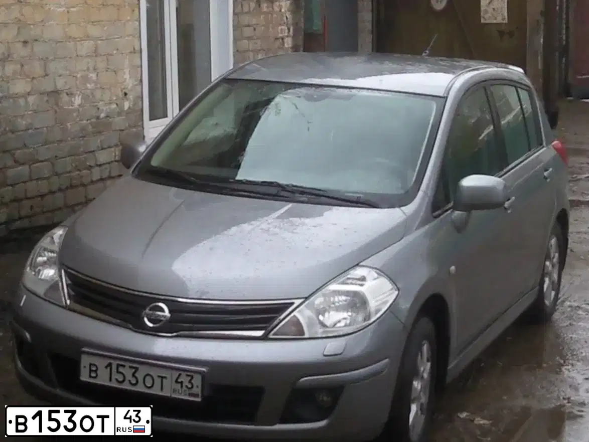 Фото автомобиля NISSAN TIIDA, 2013 — госномер В153ОТ43. Цвет: СЕРЫЙ