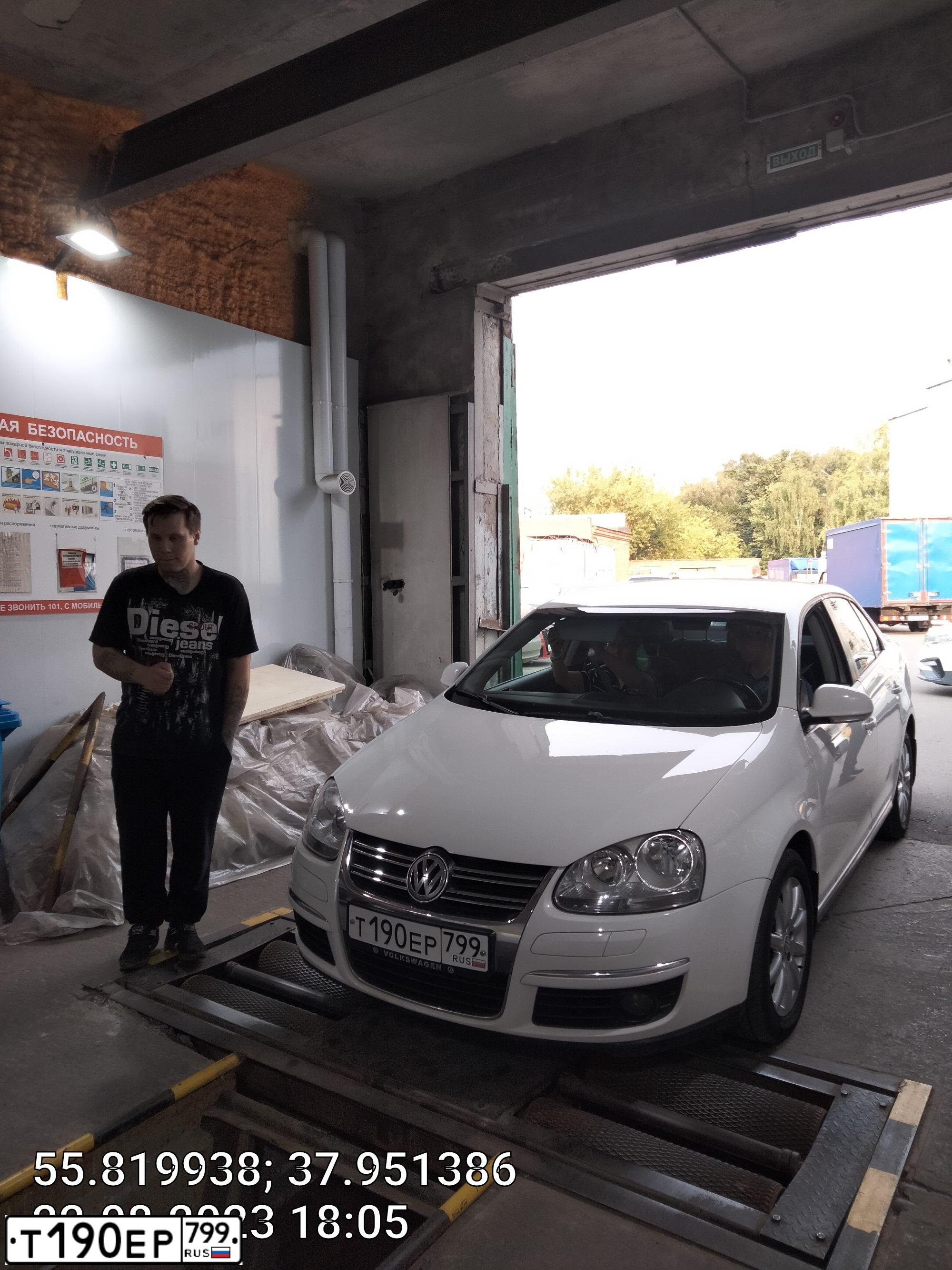 Фото автомобиля VOLKSWAGEN JETTA, 2010 — госномер С666РЕ790. Цвет: Белый