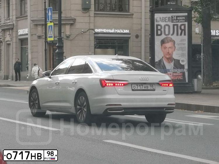 Фото автомобиля TOYOTA LANDCRUISER 200, 2012 — госномер У100АК178. Цвет: ЧЕРНЫЙ