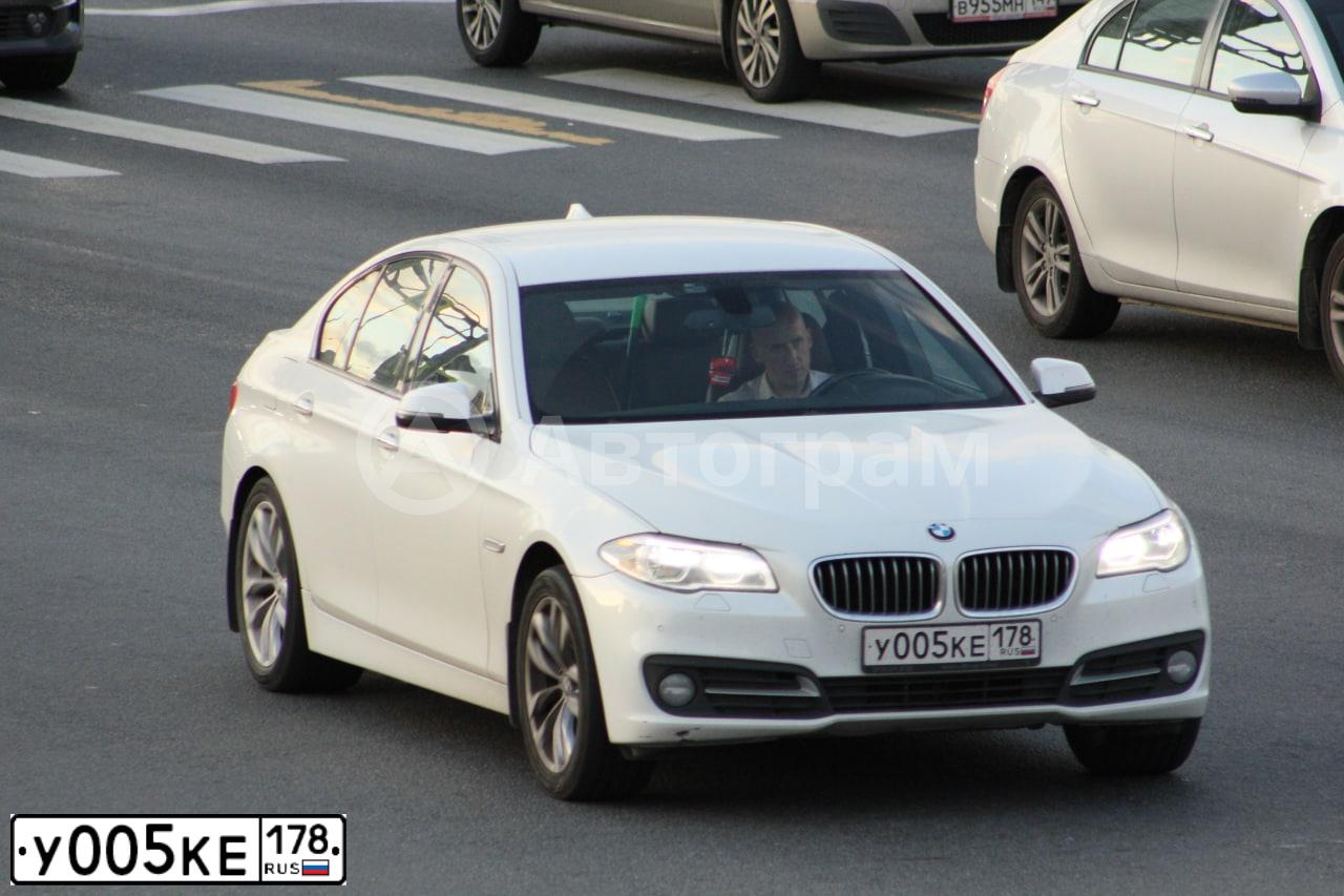 Фото автомобиля BMW SERIE 5, 2016 — госномер У005КЕ178. Цвет: Белый