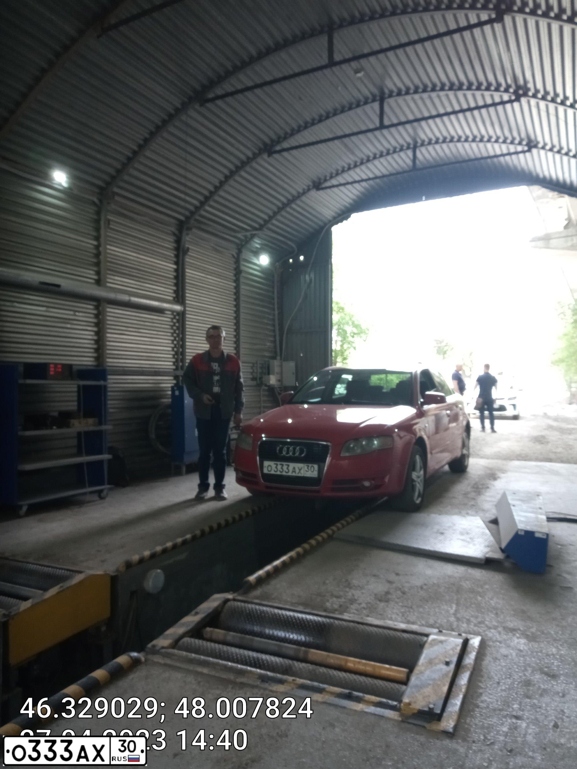 Фото автомобиля AUDI A4, 2007 — госномер М768НУ30. Цвет: Красный