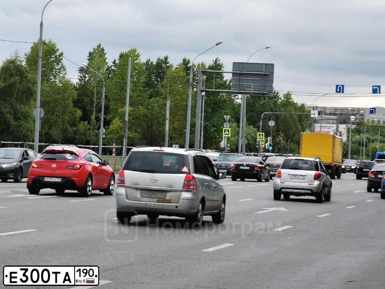 Фото автомобиля TOYOTA LANDCRUISER, 2011 — госномер М126МА777. Цвет: СЕРЫЙ