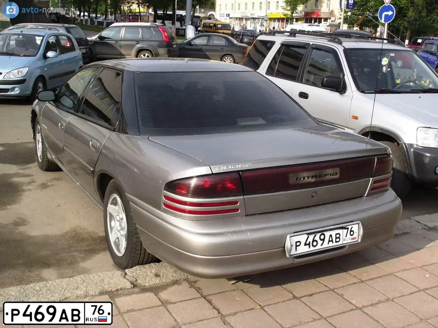 Фото автомобиля DODGE INTREPID, 1997 — госномер Р469АВ76. Цвет: СЕРЫЙ