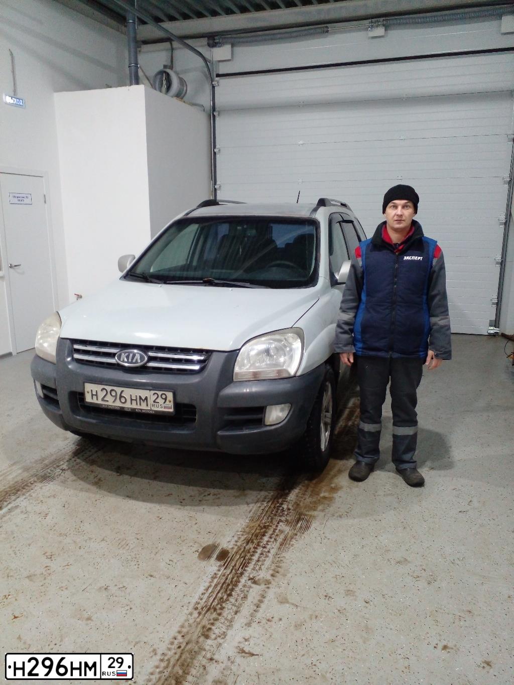 Фото автомобиля KIA SPORTAGE, 2005 — госномер Н296НМ29. Цвет: СВЕТЛО-СЕРЫЙ