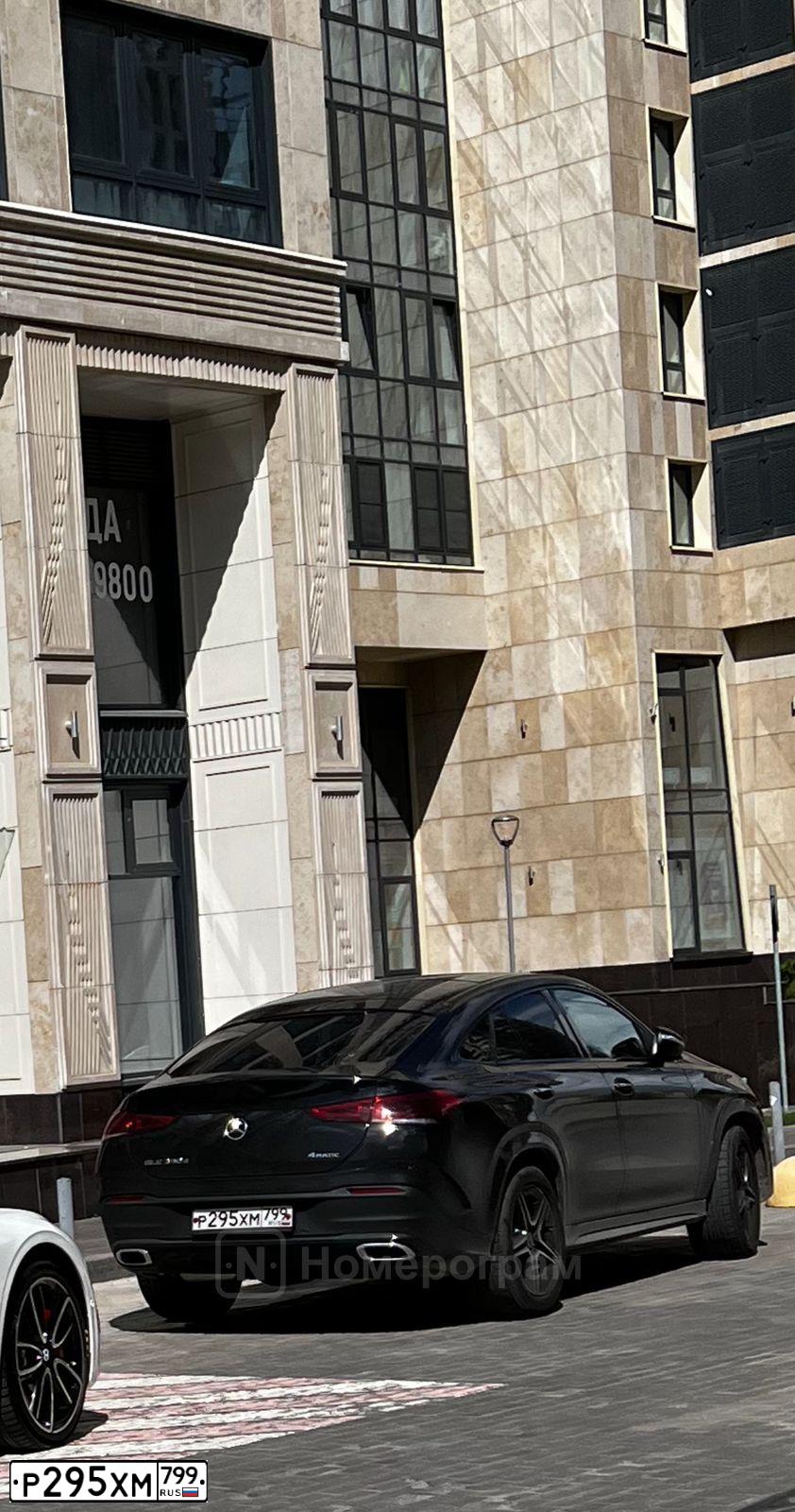 Фото автомобиля MERCEDES - BENZ БЕЗ МОДЕЛИ GLЕ 350 D 4МАТIС, 2021 — госномер Р295ХМ799. Цвет: ЧЕРНЫЙ