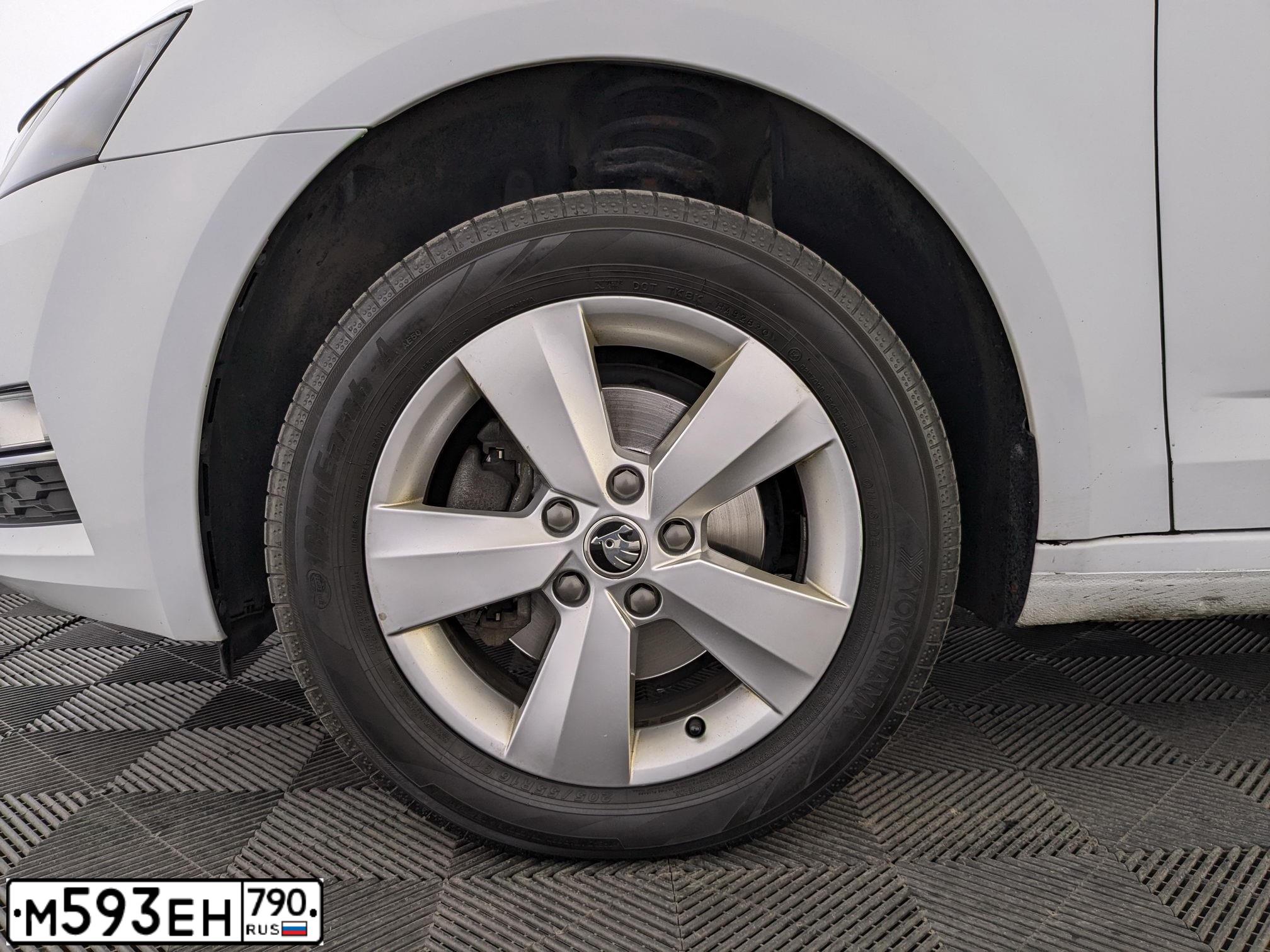 Фото автомобиля SKODA OCTAVIA, 2020 — госномер М593ЕН790. Цвет: Белый