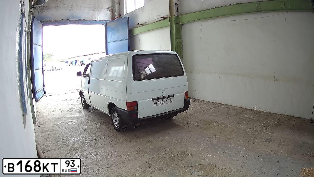 Фото автомобиля VOLKSWAGEN TRANSPORTER, 1991 — госномер В168КТ93. Цвет: Белый