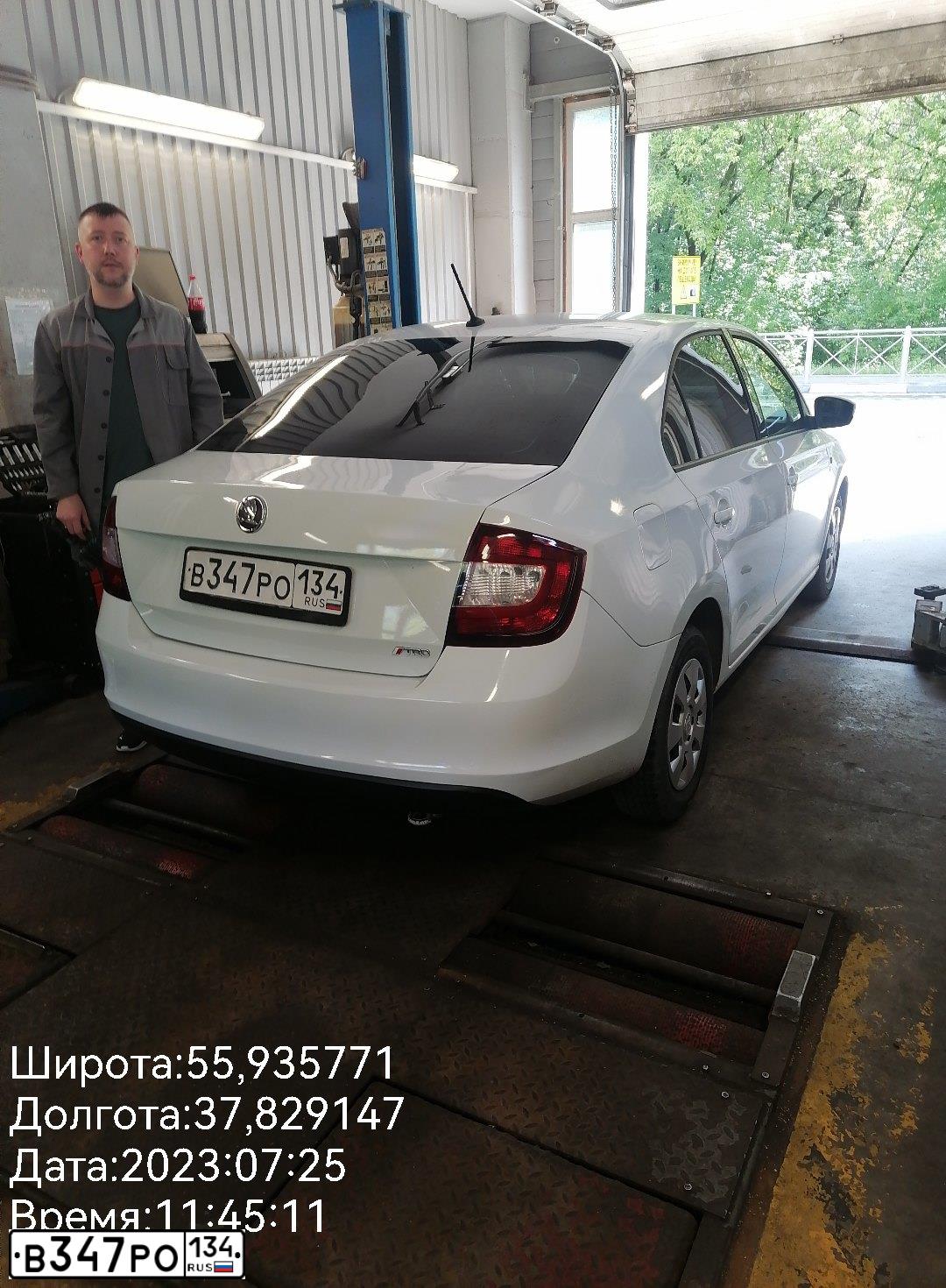 Фото автомобиля SKODA RAPID, 2016 — госномер Х635МН37. Цвет: Белый