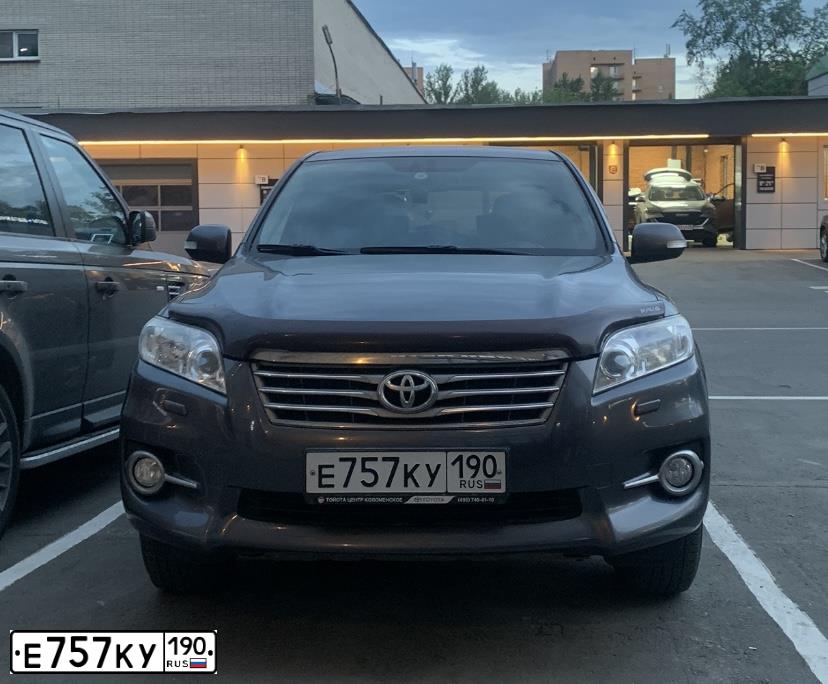Фото автомобиля TOYOTA RAV4, 2010 — госномер Е757КУ190. Цвет: СЕРЫЙ