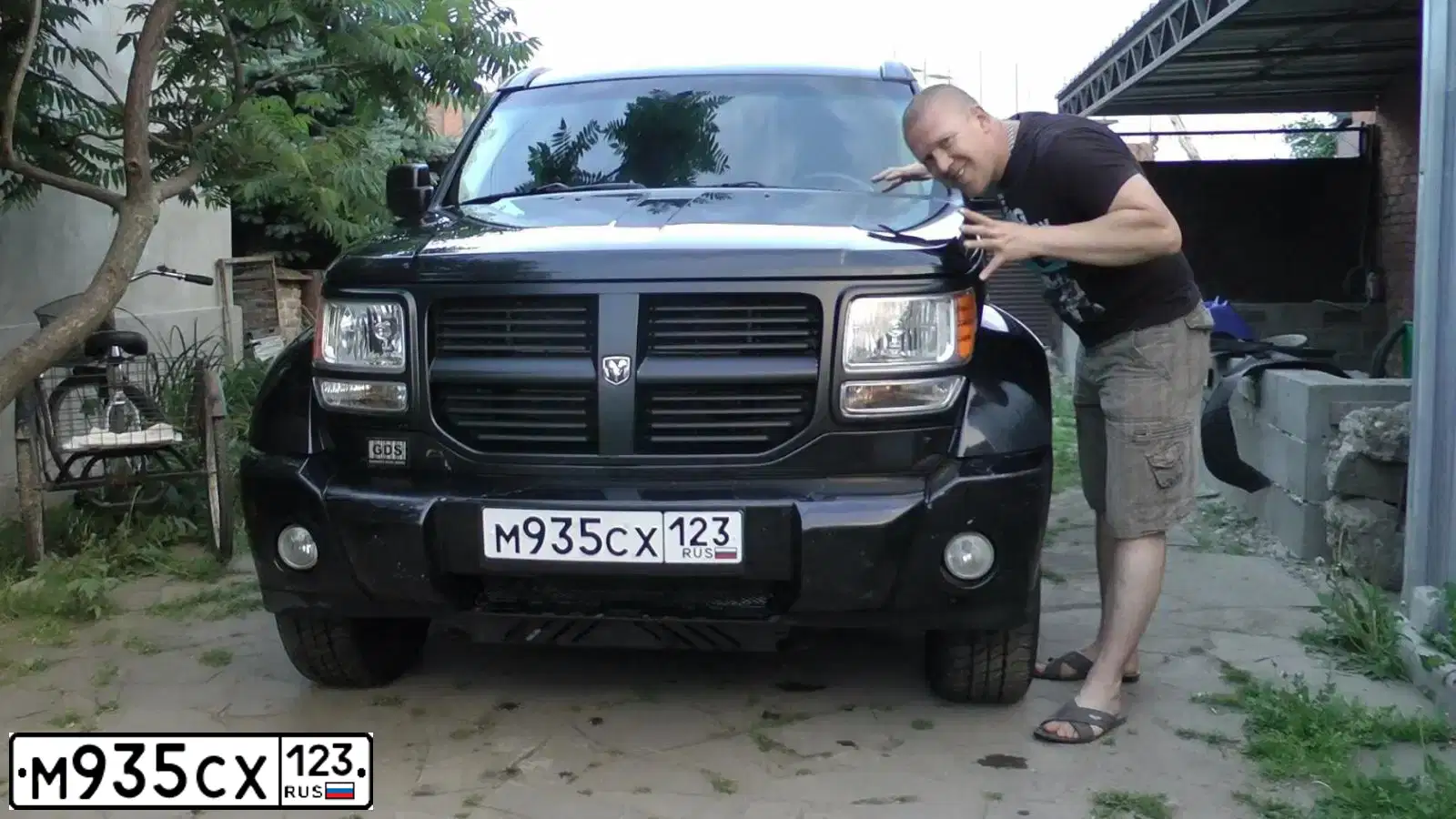 Фото автомобиля DODGE NITRO, 2009 — госномер М935СХ123. Цвет: ЧЕРНЫЙ