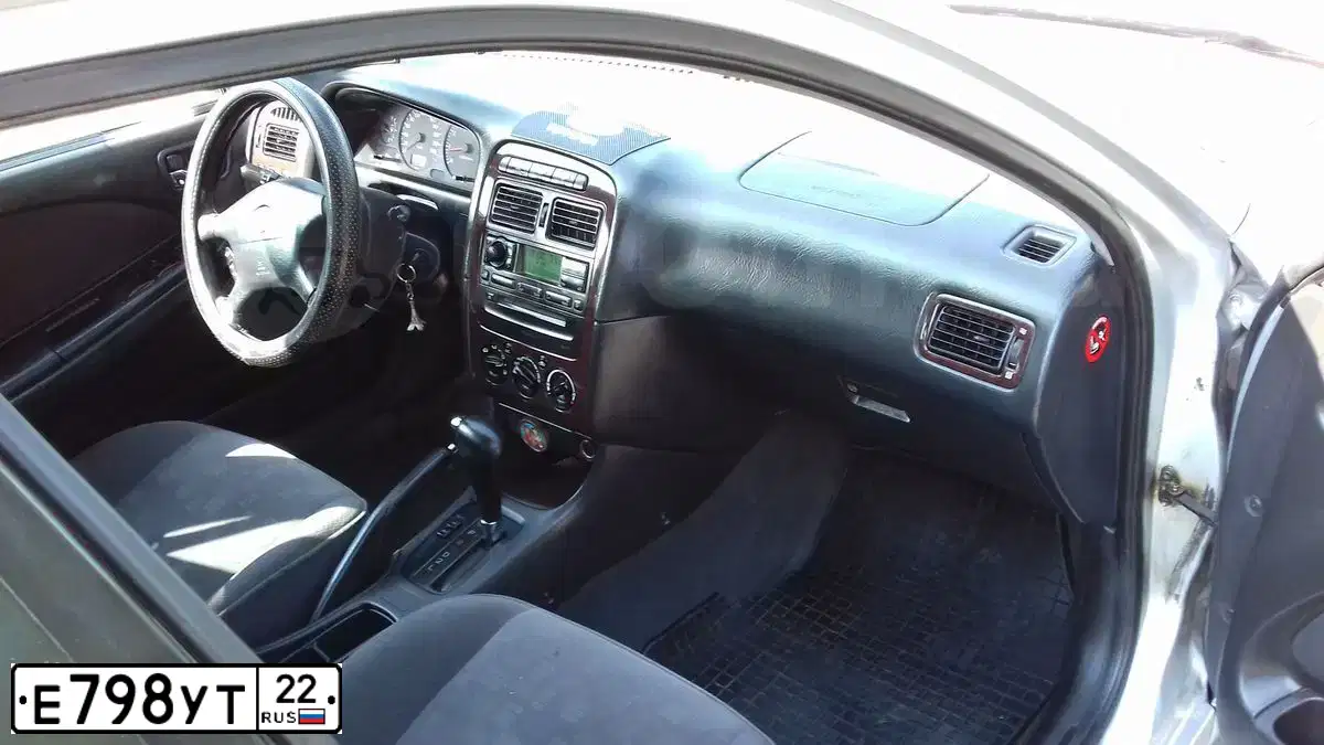 Фото автомобиля TOYOTA AVENSIS, 2001 — госномер М304АХ04. Цвет: Серебристый