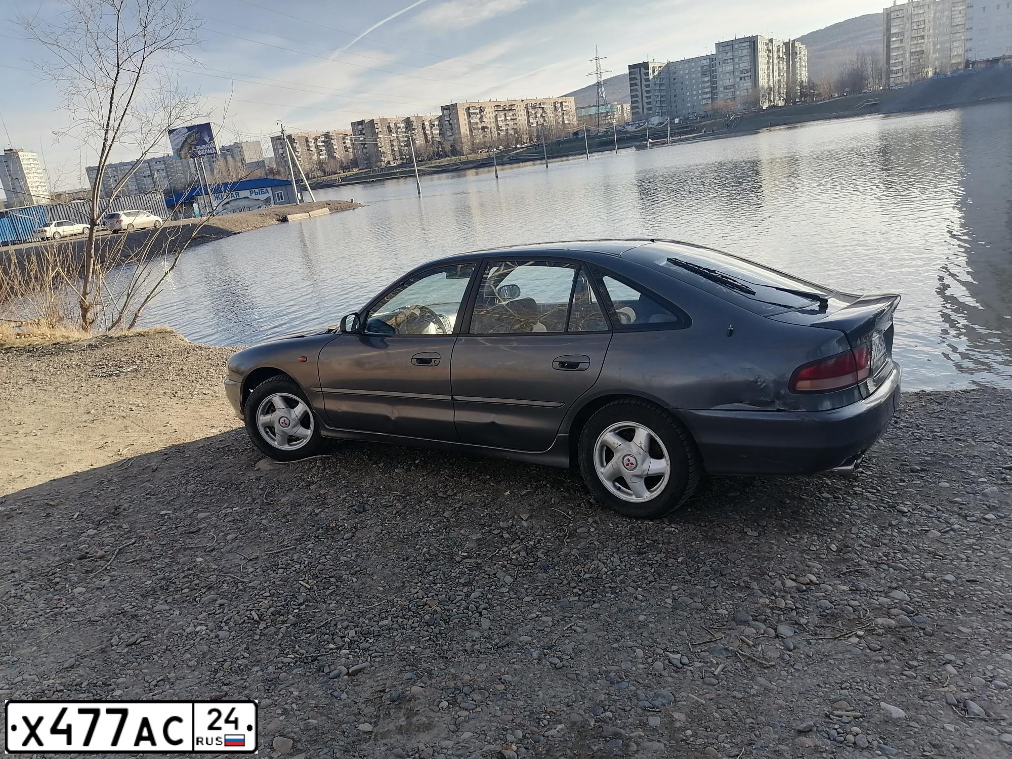 Фото автомобиля MITSUBISHI GALANT, 1993 — госномер С133ТС124. Цвет: Серый