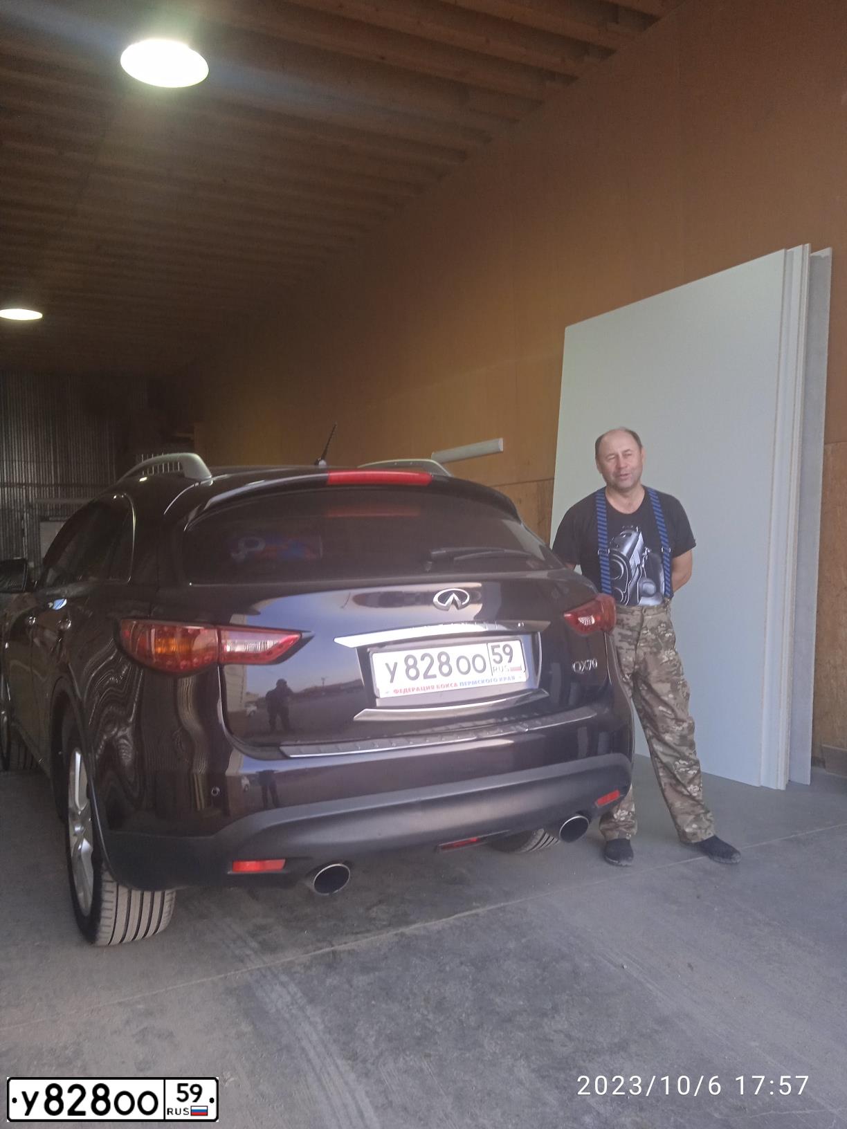 Фото автомобиля INFINITI QX70 /FX/, 2013 — госномер С935РТ196. Цвет: ЧЕРНЫЙ