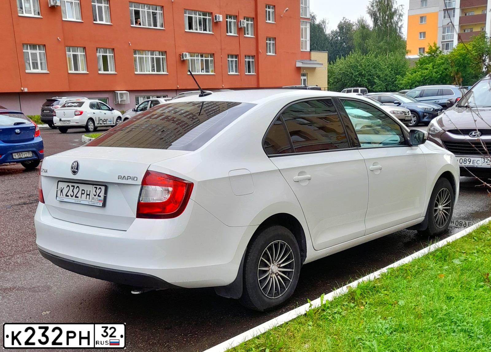 Фото автомобиля SKODA RAPID, 2017 — госномер К232РН32. Цвет: БЕЛЫЙ