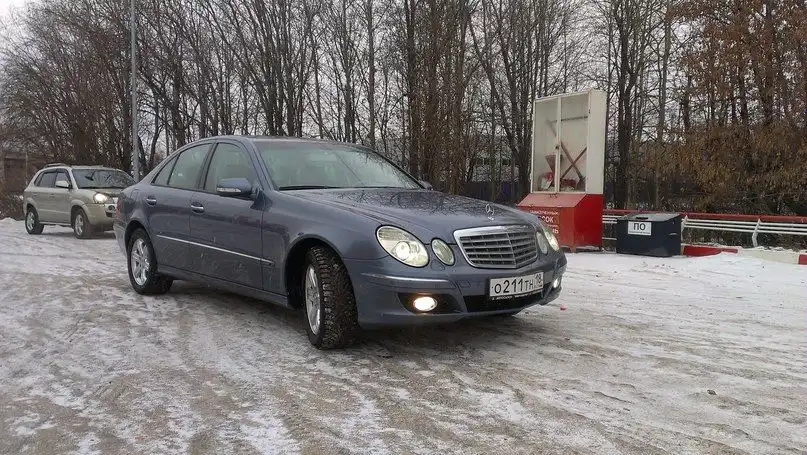 Фото автомобиля MERCEDES E-KLASSE, 2007 — госномер В899НМ799. Цвет: Темно-синий
