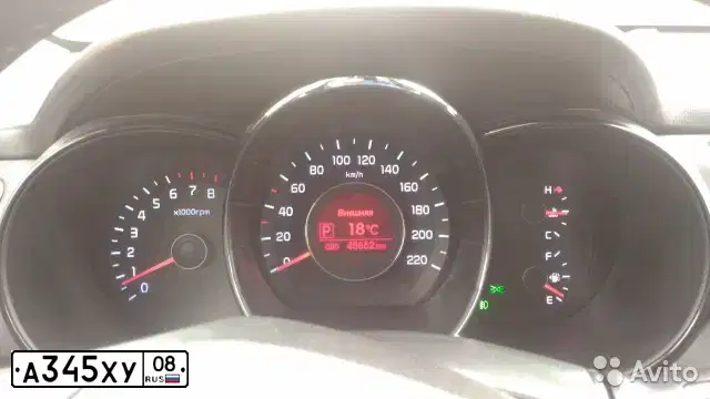 Фото автомобиля KIA RIO, 2013 — госномер Р500КЕ34. Цвет: Белый