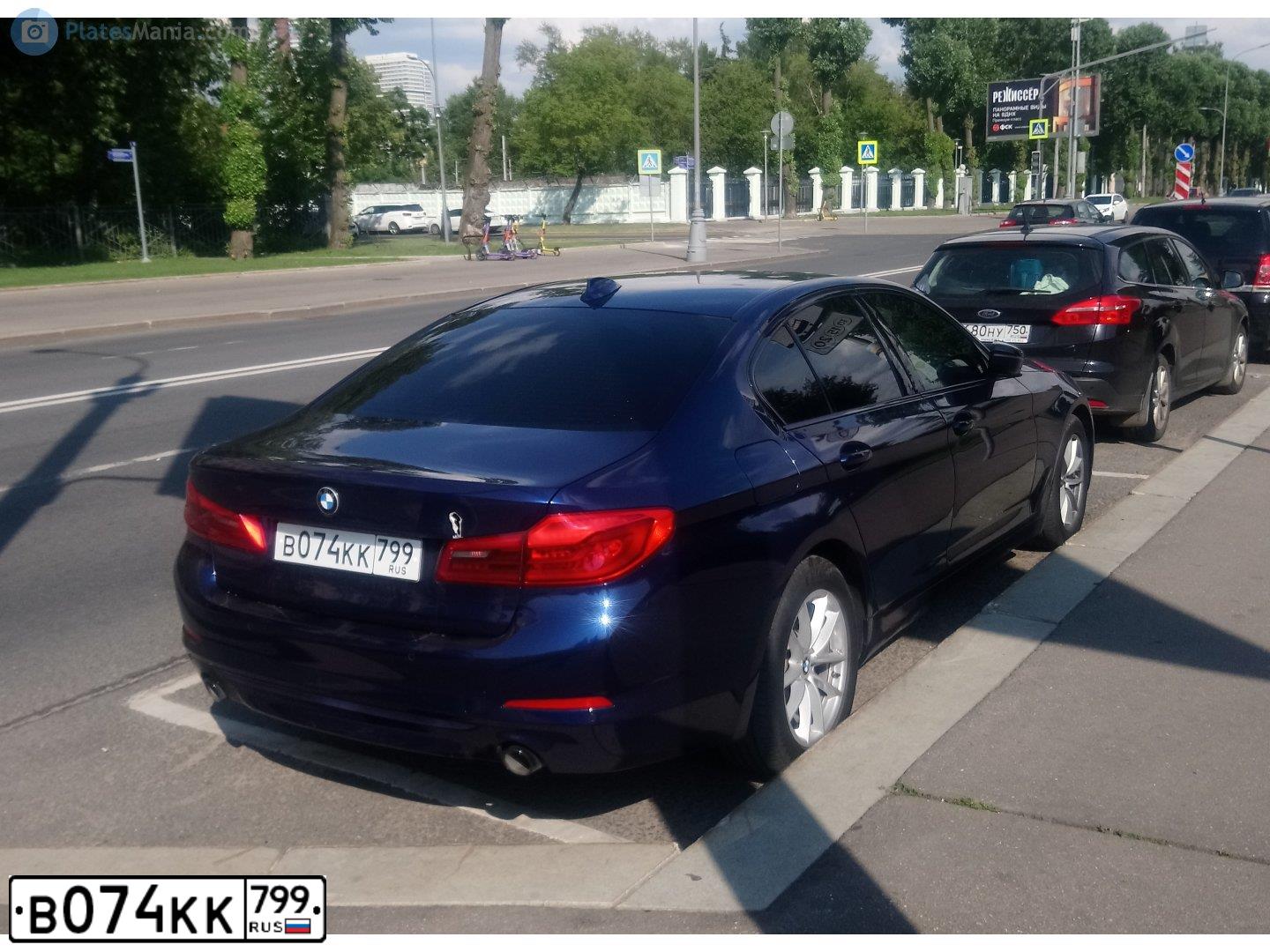 Фото автомобиля BMW SERIE 5, 2018 — госномер В074КК799. Цвет: синий