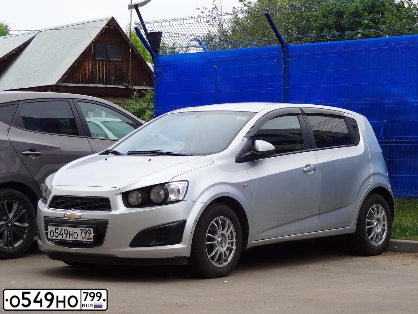 Фото автомобиля CHEVROLET AVEO, 2012 — госномер О549НО799. Цвет: СЕРЫЙ