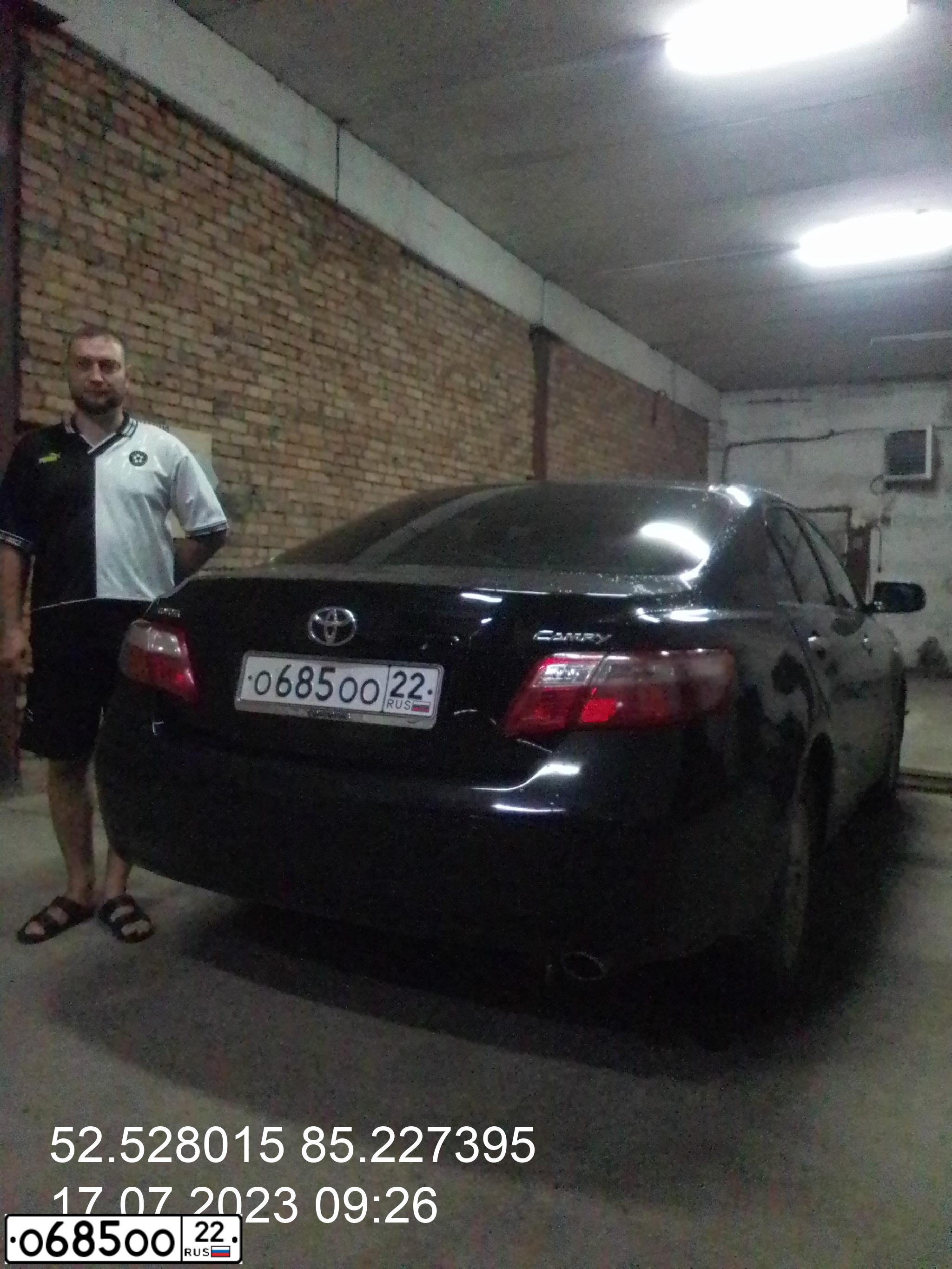 Фото автомобиля TOYOTA CAMRY, 2006 — госномер О685ОО22. Цвет: ЧЕРНЫЙ