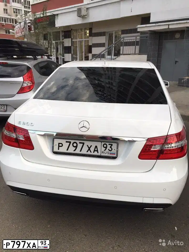 Фото автомобиля MERCEDES E-KLASSE, 2012 — госномер Р797ХА93. Цвет: Белый