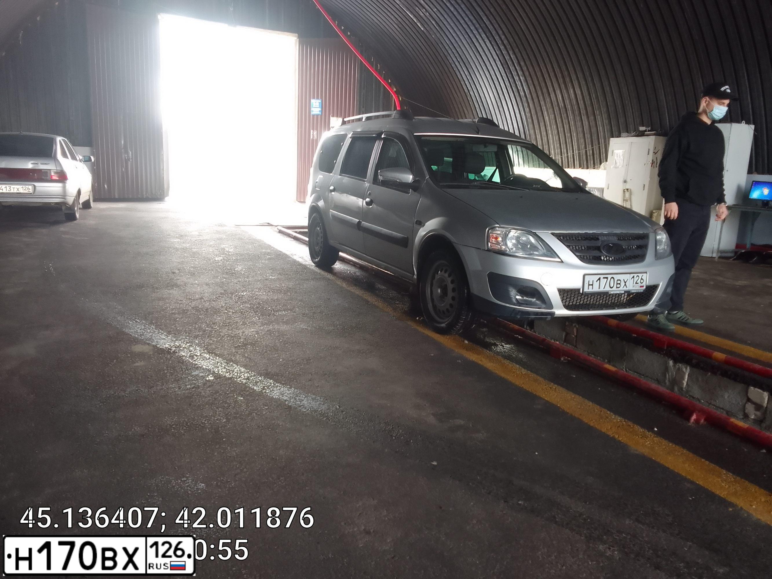 Фото автомобиля LADA LARGUS, 2013 — госномер Н170ВХ126. Цвет: Серебристый
