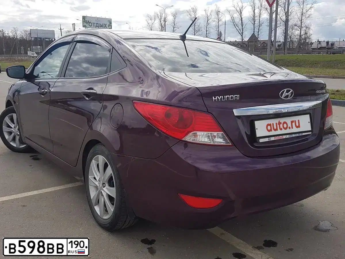 Фото автомобиля HYUNDAI SOLARIS, 2013 — госномер Т586УЕ123. Цвет: ФИОЛЕТОВЫЙ
