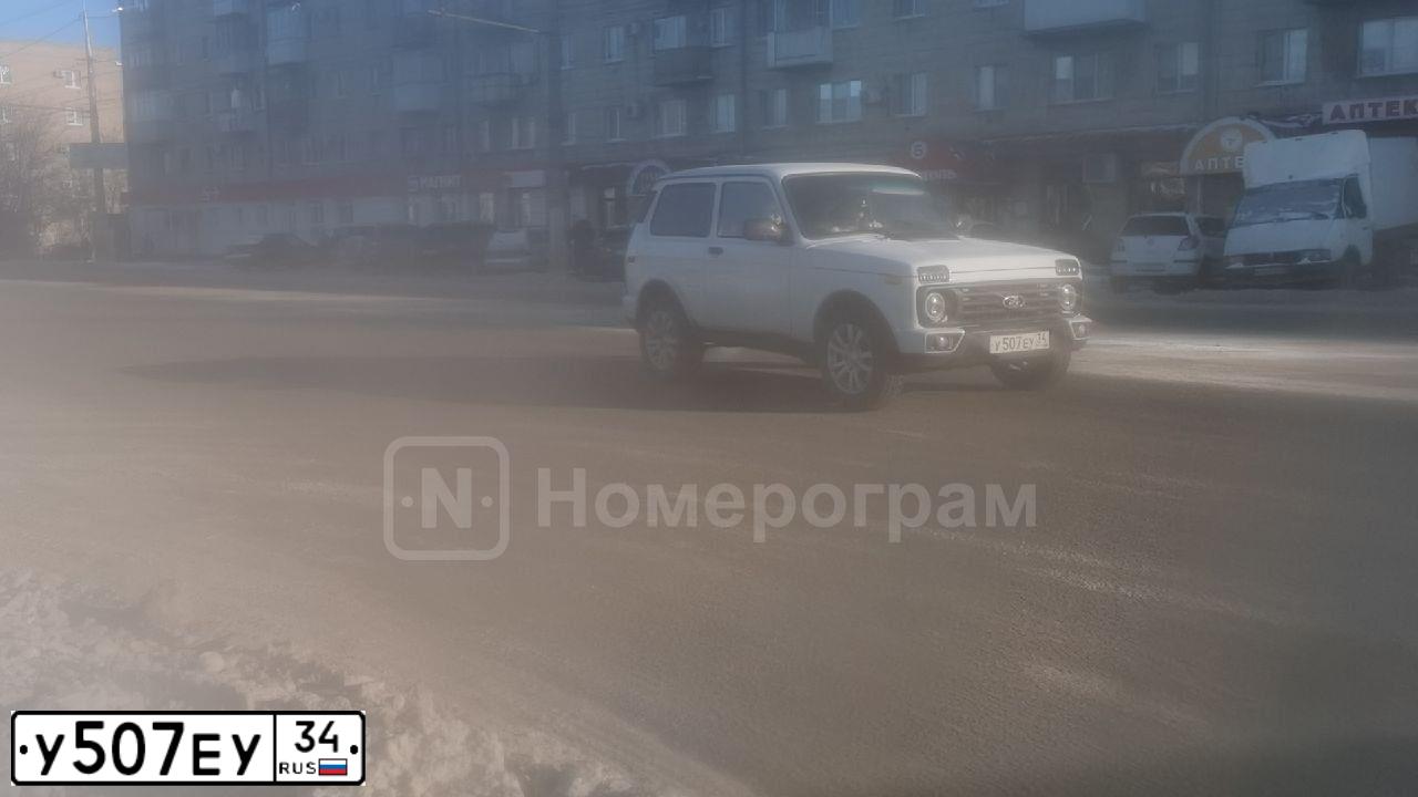 Фото автомобиля LADA NIVA, 2005 — госномер М585СУ164. Цвет: ЯРКО БЕЛЫЙ
