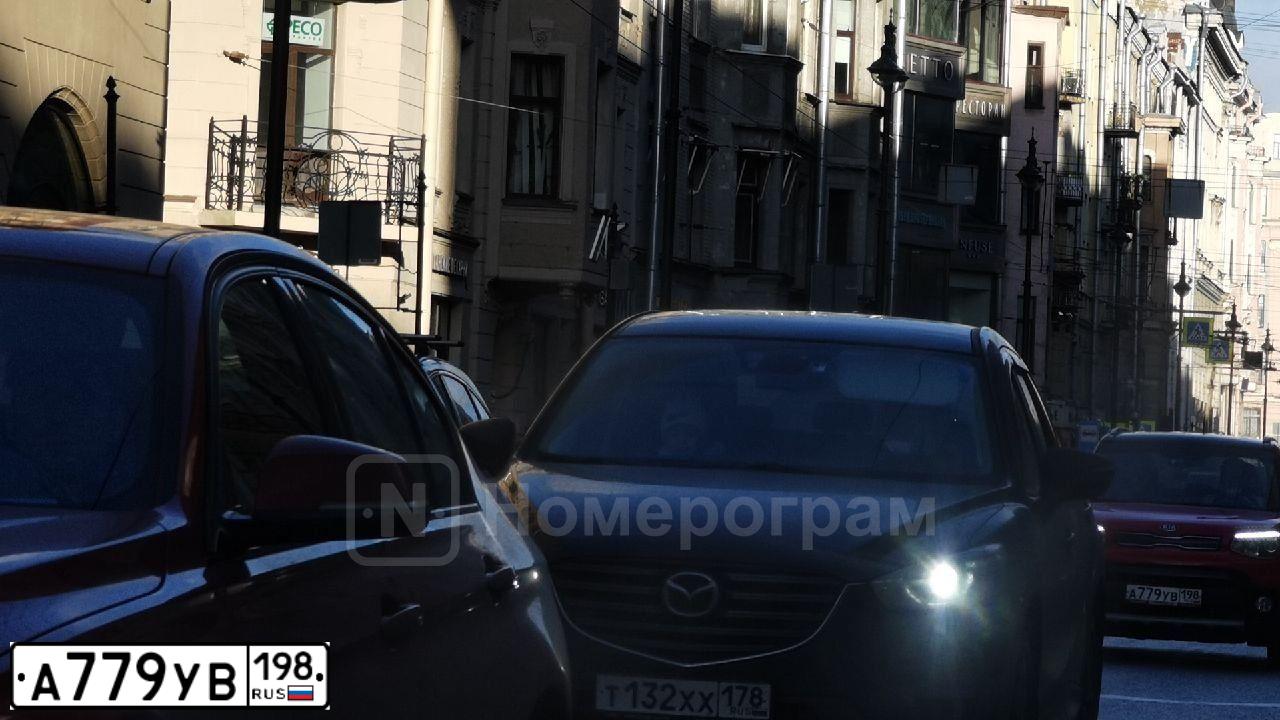 Фото автомобиля KIA SOUL, 2018 — госномер А779УВ198. Цвет: КРАСНЫЙ
