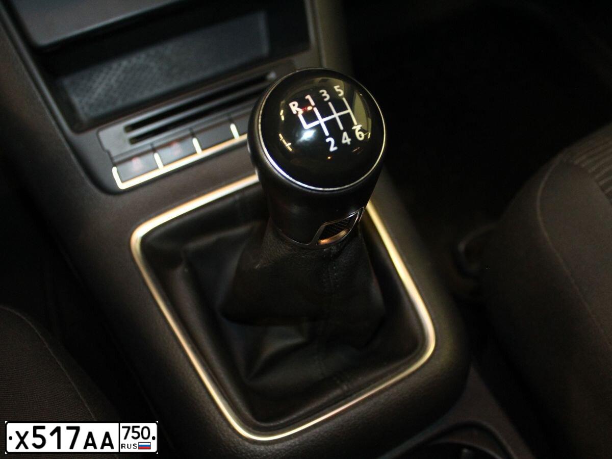 Фото автомобиля VOLKSWAGEN TIGUAN, 2015 — госномер Х517АА750. Цвет: Белый