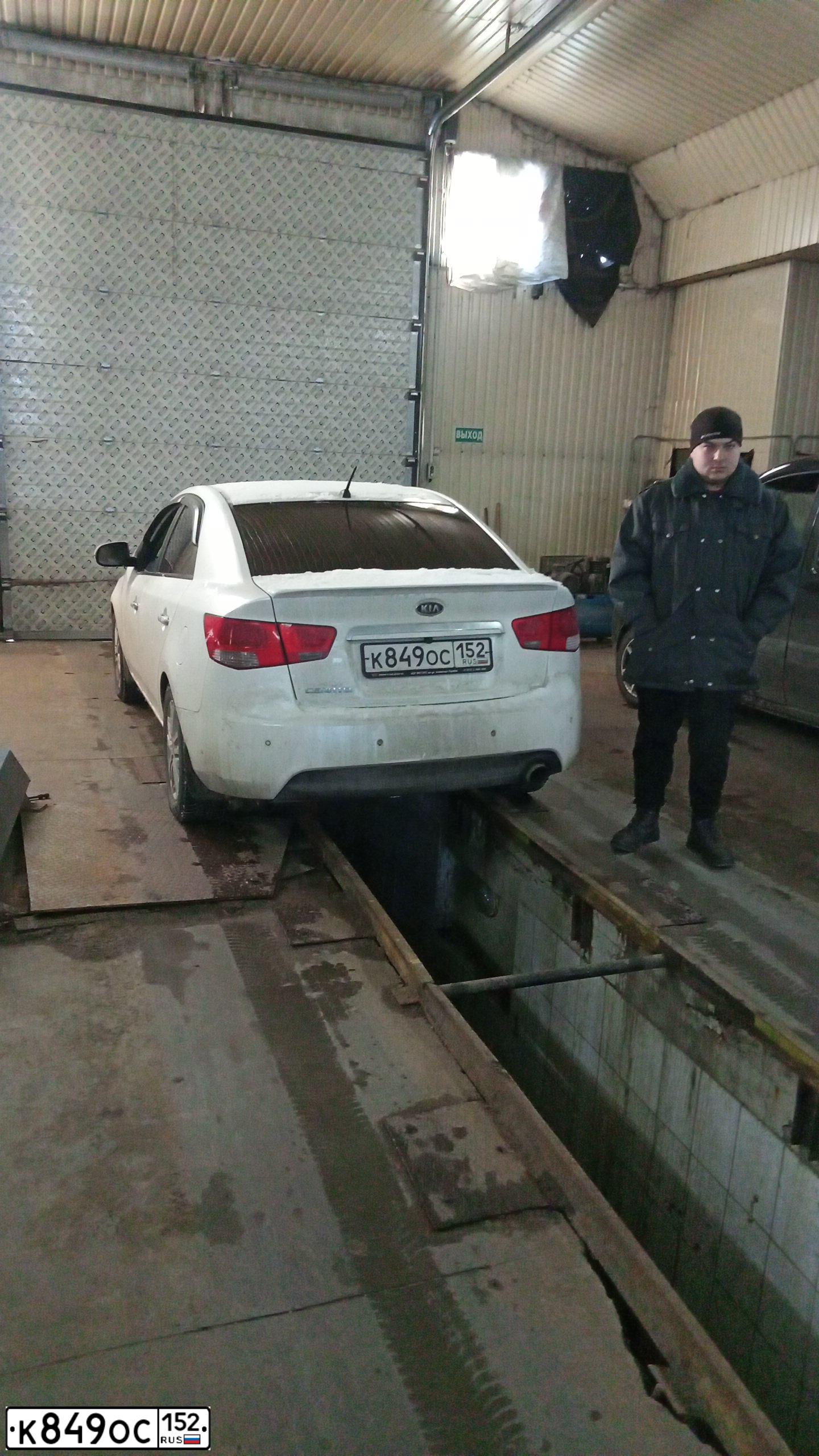 Фото автомобиля KIA CERATO, 2012 — госномер В498ОО164. Цвет: БЕЛЫЙ